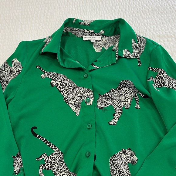 Maison D Amelie blouse women’s sz small  beautiful vibrant green & leopard print - Picture 2 of 4